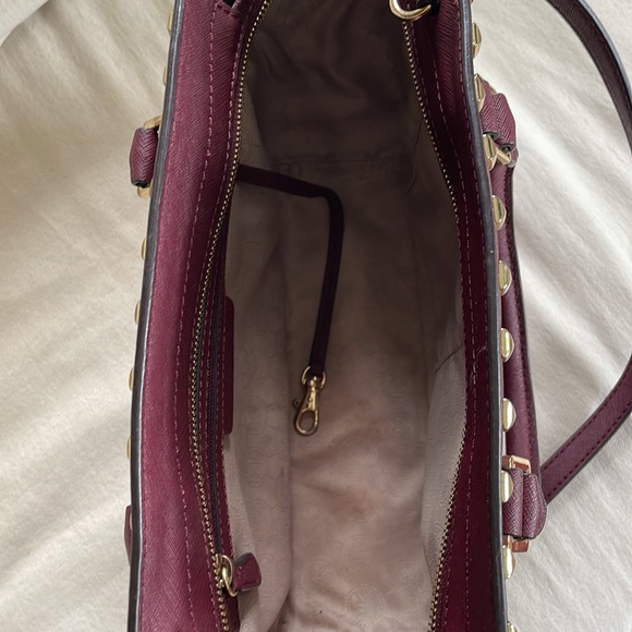 MICHAEL KORS STUDDED SELMA MEDIUM SATCHEL MERLOT - Picture 5 of 8